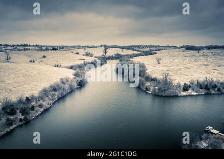 Neige fraîche sur les rives d'un petit lac dans le centre du Kentucky. Vue aérienne. Banque D'Images