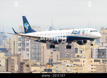 Azul Airlines Embraer 195 sur l'approche finale de l'aéroport de Congonhas, situé dans le centre de Sao Paulo. Avion PR-AXA E195 dans un aéroport difficile. Banque D'Images