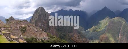 Panorama de l'ancienne citadelle incan Machu Picchu avec une tempête qui s'approche sur les Andes Banque D'Images