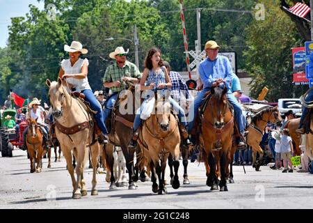 Cowboys et Cowgirls se rendent au défilé annuel de Flint Hills Rodeo à Strong City à la fin du rodéo du week-end. Le Rodeo de Flint Hills est le plus ancien rodéo consécutif du Kansas à partir de 1937 à la ferme Emmett Roberts de Strong City. 5 juin 2021. Crédit : Mark Reinstein/MediaPunch Banque D'Images