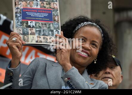 Kim Janey, 56 ans, maire suppléant de Boston, Massachusetts, États-Unis. 31 mai 2021. Janey tient un exemplaire du livre « reconnaître et honorer les anciens combattants chinois américains de la Seconde Guerre mondiale et les récipiendaires de la médaille d'or du Congrès » sur le stand de la bande de Parkman dans le Boston Common lors de la Journée nationale de solidarité contre la haine des Asiatiques américains et des insulaires du Pacifique (AAPI). Le livre lui a été présenté par le major de l'armée américaine à la retraite, le général William Chen. Le général Chen, le plus haut rang américain chinois à servir dans l'armée américaine est montré en se tenant derrière Janey. Banque D'Images