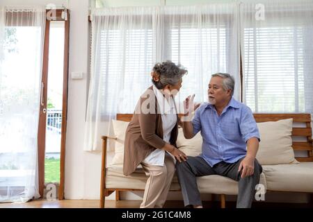 Couple asiatique senior retraité tenant la main et prendre soin ensemble à la maison, la maladie d'Alzheimer ou souffrant de démence concept Banque D'Images