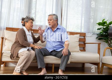 Le couple asiatique senior à la retraite prend soin ensemble à la maison, la maladie d'Alzheimer ou souffrant de démence concept Banque D'Images