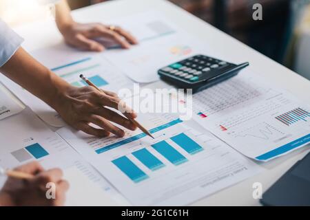 Réunion de gros plan avec les professionnels pour discuter de la situation sur le marché. Business Financial concept. Banque D'Images