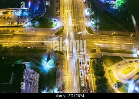 circulation routière à l'intersection de la ville de nuit. vue aérienne de dessus de drone Banque D'Images