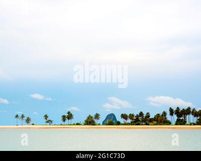Magnifique paysage marin en été style minimaliste avec de nombreux palmiers sur plage de sable, mer et le vaste ciel en arrière-plan sur une journée ensoleillée à Koh Yao Yai i Banque D'Images