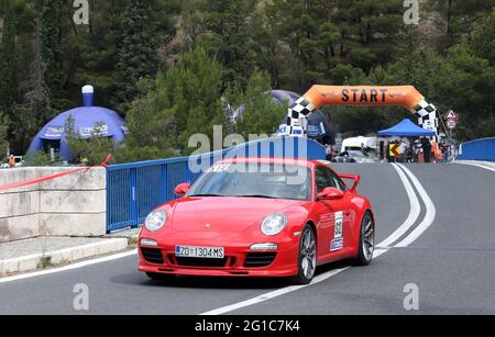 (210607) -- SKRADIN, 7 juin 2021 (Xinhua) -- photo prise le 6 juin 2021 montre une voiture qui participe au 15e Prix de la ville de Skradin à Skradin, Croatie. La course de vitesse en montagne a rassemblé environ 200 pilotes de Croatie, de Slovénie, de Bosnie-Herzégovine, d'Autriche, d'Italie et de France. (Dusko Jaramaz/Pixsell via Xinhua) Banque D'Images