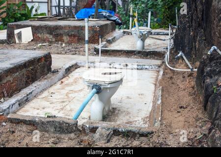 toilettes hors service assis en plein air dans des restes de salle de bains complexe sur le site d'hébergement, Colomb Beach, Canacona, Goa, Inde Banque D'Images