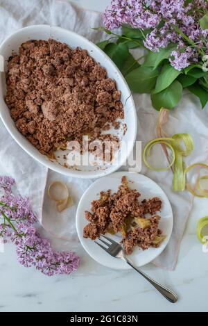 crumble de rhubarbe au chocolat maison avec fleurs de lilach Banque D'Images