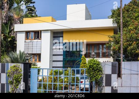 Maison architecturale moderniste magnifiquement conçue derrière la porte bleue, Margao, Goa, Inde Banque D'Images