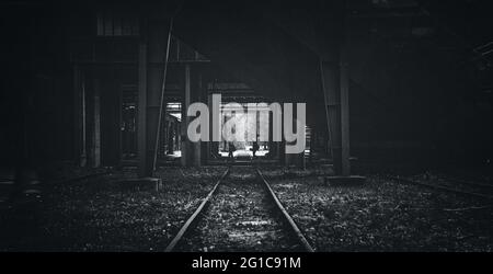 Zollverein colliery sur les rails en perspective de fuite. Shaft 12 vue dans une belle ambiance de soirée. La culture industrielle comme patrimoine mondial de l'UNESCO. Banque D'Images