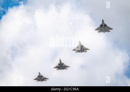 Moscou, Russie - 05 mai 2021 : quatre Sukhoi SU-57 Felon survolant la place Rouge pendant la préparation du défilé de mai 9. Banque D'Images