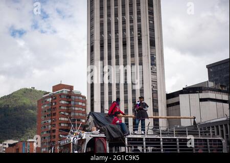 Bogota, Colombie. 06e juin 2021. Des membres des communautés indigènes Misak se tiennent sur le toit d'un bus 'Chiva' tandis que les peuples et la communauté autochtone Misak se réunissent pour attendre l'arrivée de la Commission interaméricaine des droits de l'homme (CIDH) dans un contexte de brutalité et de troubles de la police lors de manifestations anti-gouvernementales qui ont atteint au moins 70 morts le mois dernier De manifestations, à Bogota, Colombie, le 6 juin 2021. Crédit : long Visual Press/Alamy Live News Banque D'Images