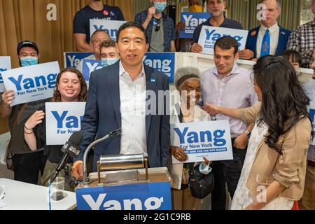 Andrew Yang, candidat à la mairie, parle de l'appui d'Alexandria Ocasio-Cortez à Maya Wiley à New York. Andrew Yang affirme que nous avons besoin de la police et qu'il n'y a pas de sécurité publique sans la police. En référence à Mme Wiley : « nous ne pouvons pas continuer à revenir au puits des mêmes personnes qui font courir notre ville jusqu'au sol et nous attendons à ce que les choses changent. » En ce qui concerne la Représentante Ocasio-Cortez : « l'AOC a beaucoup de gens qui la soutiennent et la suivent et je me réjouis de travailler avec elle après que je sois maire pour résoudre les problèmes qui affectent tous les New-Yorkais. » Banque D'Images