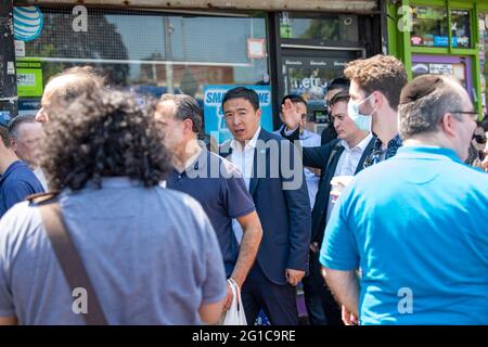 New York, États-Unis. 06e juin 2021. Le candidat de la mairie, Andrew Yang, parle à ses partisans pendant le démarchage du quartier de New York. Le candidat de la mairie, Andrew Yang, rencontre et salue les électeurs à Kew Gardens Hills, Queens. Crédit : SOPA Images Limited/Alamy Live News Banque D'Images