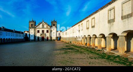 Église de pèlerinage de Nossa Senhora do Cabo, avec d'anciens quartiers de pèlerins, Sesimbra, Alentejo, Portugal Banque D'Images