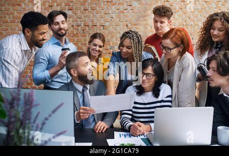 Groupe d'entrepreneurs discutant de questions à l'intérieur au bureau, travaillant sur le projet. Banque D'Images