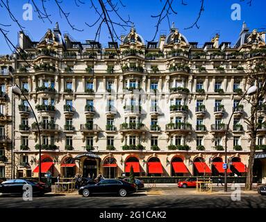 PALAIS PLAZA ATHENEE AVENUE MONTEIGNE À PARIS, FRANCE Banque D'Images