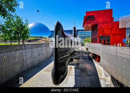 SOUS-MARIN « ARGONAUTE », « LA GEODE », « CITÉ DES SCIENCES ET DE L'INDUSTRIE », ROUGE « FOLIE » DANS LE PARC DE LA VILLETTE À PARIS, FRANCE Banque D'Images