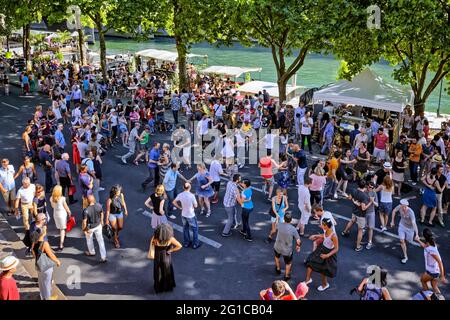 LINDY HOP DANSEZ SUR LES RIVES DE LA SEINE PENDANT « PARIS-PLAGES », PARIS, FRANCE Banque D'Images