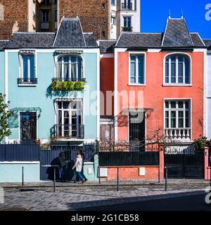 MAISONS EN FAÇADES COLORÉES DE L'ARCHITECTE HENRY TRESAL (1921) DANS LE QUARTIER 'MAISON-BLANCHE' DE PARIS, FRANCE Banque D'Images