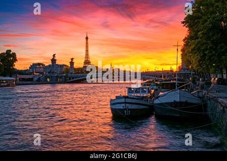 PARIS (75) TOUR EIFFEL ET PENICHES A LA TOMBEE DE LA NUIT, ET LA SEINE Banque D'Images