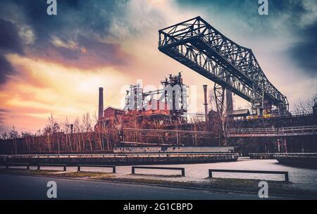 Le 'crocodile' dans le parc de paysage Duisburg Nord - Zeche Zollverein au coeur de la région de la Ruhr - Ruhrpott Light show panorama. Banque D'Images