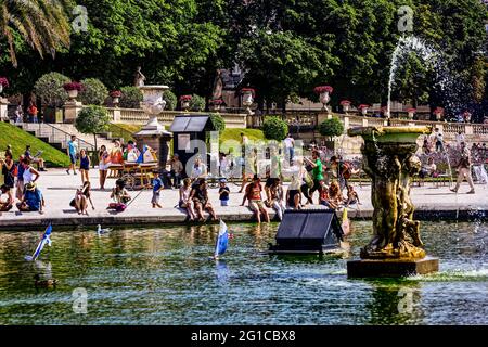 L'ÉTANG OCTOGONAL AVEC DES PETITS VOILIERS EN BOIS DANS LE JARDIN DE LUXEMBOURG, PARIS, FRANCE Banque D'Images