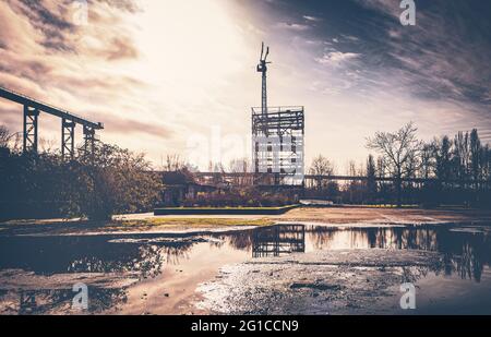 Apocalypse ensoleillée dans le parc du paysage Duisburg Nord - aciéries, colliery, haut fourneau et des travaux de fusion dans l'atmosphère du soleil de soirée. Banque D'Images