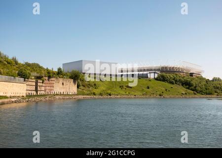 Le Beacon of Light, le Centre aquatique et le Stade de lumière, vu de l'usure de la rivière, Sunderland, Angleterre, Royaume-Uni Banque D'Images