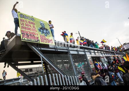 Bogota, Colombie. 28 mai 2021. Un groupe de manifestants tient une bannière antigouvernementale pendant la manifestation.le 28 mai, un mois après le début de la grève nationale, les manifestants continuent de manifester dans les rues de la capitale colombienne Bogotá et dans tout le pays pour s'opposer à la politique gouvernementale. Plusieurs manifestations et marches ont eu lieu pendant la journée, avec des milliers de personnes participant à la grève. À la Plaza de Los Heroes (place Heros), l'une des principales zones de démonstration de Bogotá, plus de 4.000 personnes se sont rassemblées pour assister à des concerts, des spectacles et des discours. Banque D'Images