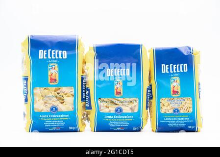 Angri, Italie. 13 juin 2020. Paquets de pâtes Cecco, isolés sur fond blanc. Convient pour les publicités, les publicités, les catalogues, les prospectus . Banque D'Images