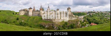 La vieille ville et le château de Kamianets-Podilskyi, une forteresse médiévale à l'ouest de l'Ukraine. Banque D'Images