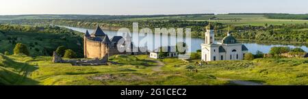 La forteresse de Khotyn est un complexe fortification situé sur la rive droite de la Dniester à Khotyn, oblast de Chernivtsi, dans l'ouest de l'Ukraine. Banque D'Images