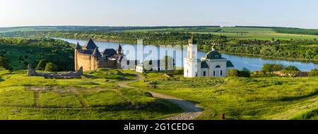 La forteresse de Khotyn est un complexe fortification situé sur la rive droite de la Dniester à Khotyn, oblast de Chernivtsi, dans l'ouest de l'Ukraine. Banque D'Images