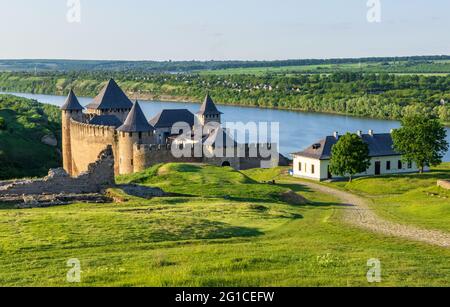 La forteresse de Khotyn est un complexe fortification situé sur la rive droite de la Dniester à Khotyn, oblast de Chernivtsi, dans l'ouest de l'Ukraine. Banque D'Images