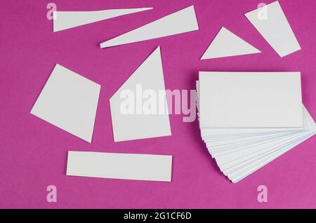Formes géométriques blanches aléatoires sur rose. Trapèzes, rectangle, triangle. Vue de dessus. Copier l'espace Banque D'Images