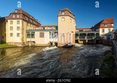 FRANCE, BAS-RHIN (67), STRASBOURG, QUARTIER DE LITTLE FRANCE, JONCTION DES CANAUX DINSENMÜHLE ET SPITZMÜHLE ET ANCIENNE USINE DE GLACE DE STRASBOURG Banque D'Images