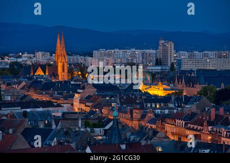 FRANCE, BAS-RHIN (67), STRASBOURG, TOITS DE STRASBOURG DANS LE QUARTIER DE NEUSTADT LA NUIT, DÔME DE LA BIBLIOTHÈQUE NATIONALE DE L'UNIVERSITÉ DE STRASBOURG (BN Banque D'Images