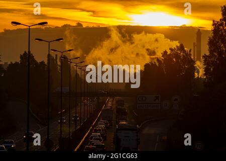 FRANCE, BAS-RHIN (67), STRASBOURG, A351 AUTOROUTE LE MATIN ET FUMÉE DE LA CHAUFFERIE D'HAUTEPIERRE Banque D'Images