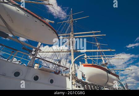 Vue de deux bateaux de sauvetage sur le voilier dans le port de Gdansk en Pologne, sous un soleil clair et ciel bleu clair en été. Installation portuaire Banque D'Images