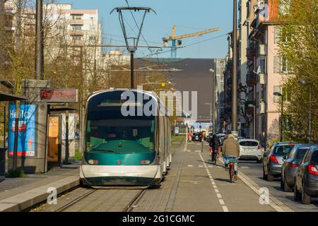 FRANCE, BAS-RHIN (67), STRASBOURG, PLACE D'ISLANDE, TRAMWAY ET PISTE CYLONELLE Banque D'Images