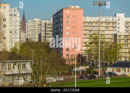 FRANCE, BAS-RHIN (67), STRASBOURG, BÂTIMENTS DU QUARTIER DE L'ESPLANADE ET VUE SUR LA CATHÉDRALE DE STRASBOURG Banque D'Images