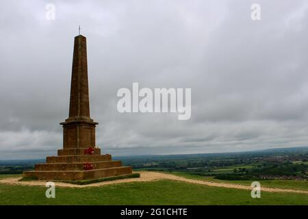 War Memorial au Ham Hill Country Park avec de vastes vues vers les Mendips et les Quantocks. Banque D'Images