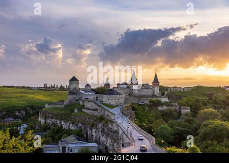 La vieille ville et le château de Kamianets-Podilskyi, une forteresse médiévale à l'ouest de l'Ukraine. Banque D'Images