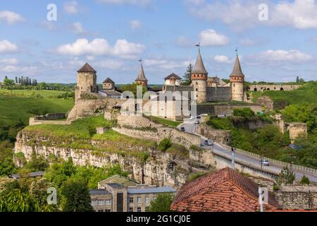 La vieille ville et le château de Kamianets-Podilskyi, une forteresse médiévale à l'ouest de l'Ukraine. Banque D'Images