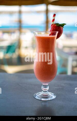 Un délicieux smoothie aux fruits tropicaux rafraîchissants le long de la côte méditerranéenne dans un bar de plage Banque D'Images