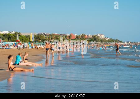 Antalya, Turquie-7 septembre 2017: Beach-goers bains de soleil, natation ou faire d'autres activités sur la plage en été à Antalya. Banque D'Images