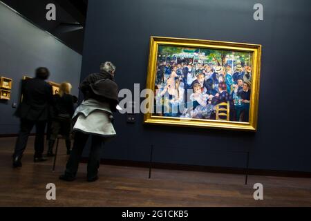 Bal du moulin de la Galette par Renoir, suspendu au Musée d'Orsay, Paris Banque D'Images