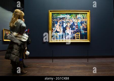 Bal du moulin de la Galette par Renoir, suspendu au Musée d'Orsay, Paris Banque D'Images